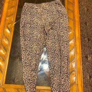 Super cute and comfy cheetah print leggings!